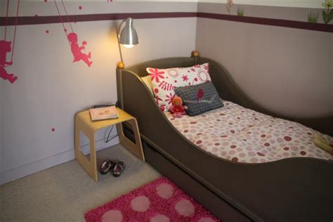Le linge de lit d'un rose plus clair que les murs vient adoucir l'atmosphère de cette chambre rose. deco chambre fille rose et taupe - visuel #2