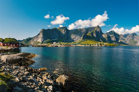 ノルウェーのロフォーテン諸島のレーヌ漁村と山々の美しくカラフルで明るい日 カラー画像のストックフォトや画像を多数ご用意 カラー画像