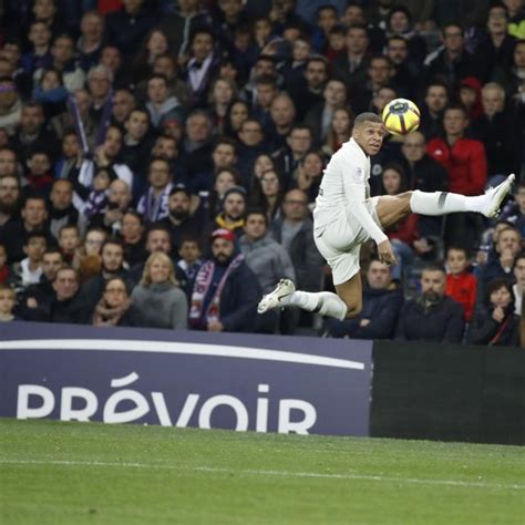 Kylian Mbappé Pose Avec Lebron James LÉquipe