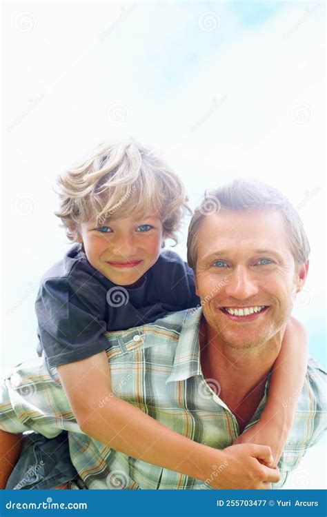 Padre Sonriente Dando A Su Hijo Un Paseo En Contra Del Cielo Retrato