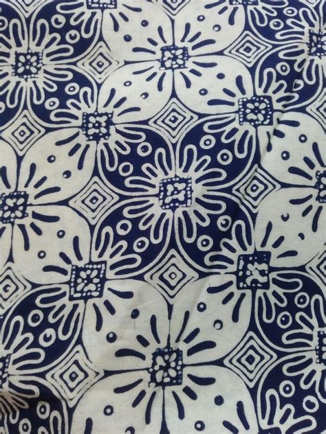 Gambarkan detail pada kedua cakar kelinci. Contoh Gambar Batik Simpel Dan Mudah