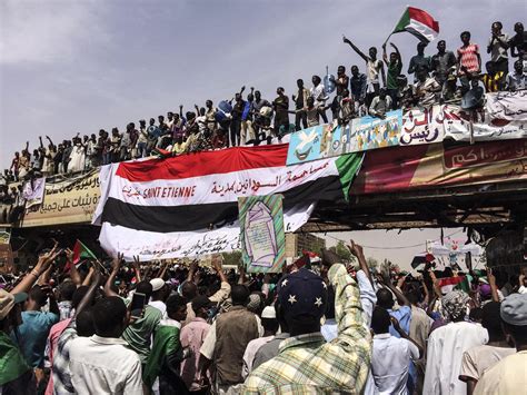 Sudan army removes leader, rejects al-Bashir extradition ...