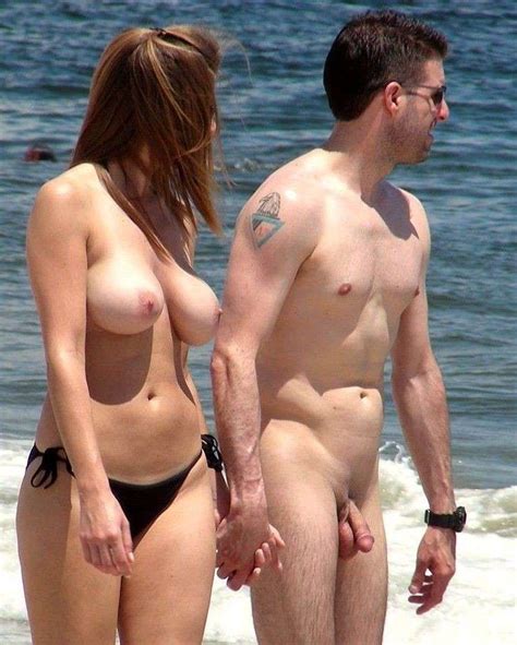 Couple à la plage Monsieur nu Madame topless plaisir
