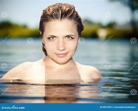Jong Meisje In Het Water Met Naakte Schouders Stock Foto Image Of Aantrekkelijk Schoonheid