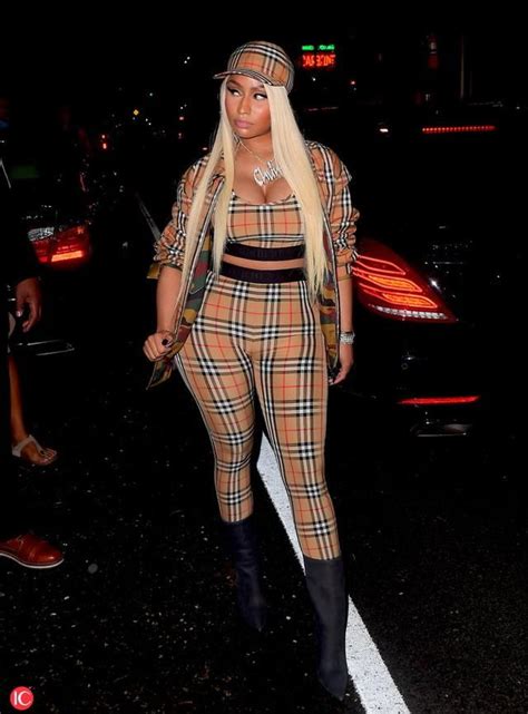 Nicki Minaj Flaunts Her Curves In Head To Toe Burberry Ensemble In New York Nicki Minaj