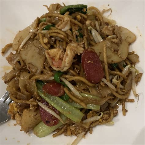 Recipe for char kway teow (stir fried flat rice noodles with cockles, fish cake and lup cheong), a popular singapore hawker dish. (Penang) Char Kuey Teow - Nyonya Cooking