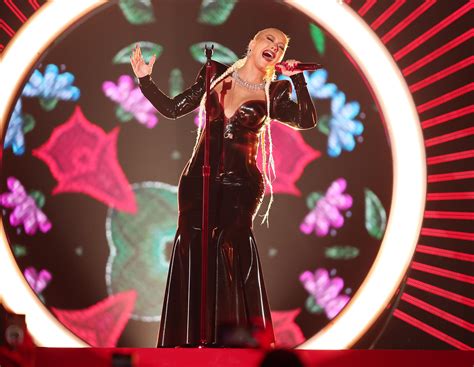 Christina Aguilera amplía su rango de música latina y honra sus raíces ecuatorianas en No es