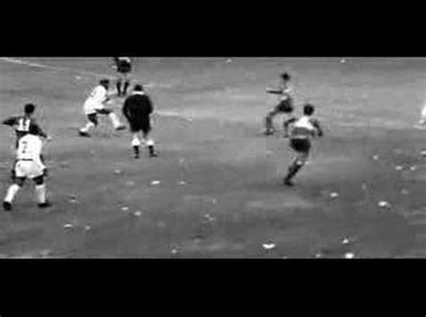Tuvimos que enfrentarnos contra aquel equipo mítico, comandado por el segundo mejor jugador de toda la historia, y aun así perdimos con altura, con un resultado global que no fue precisamente una goleada. Santos x Boca Juniors - Final Libertadores 1963 - YouTube