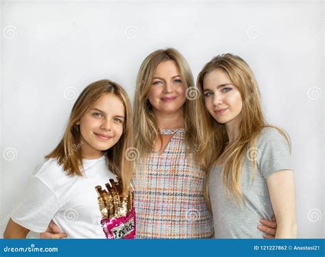 Una Familia Feliz Mama Y Dos Hijas Foto De Familia Foto De Archivo