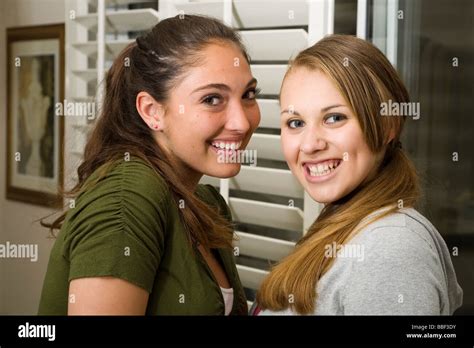 Teenage Bond Bonding Freundschaft Freunde Fotos Und Bildmaterial In Hoher Auflösung Alamy