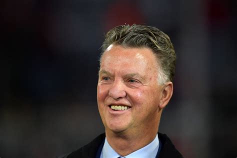 Van gaal was geïrriteerd over verhalen in engelse media. Van Gaal: 'Truus heeft me geleerd dat ik in het openbaar ...