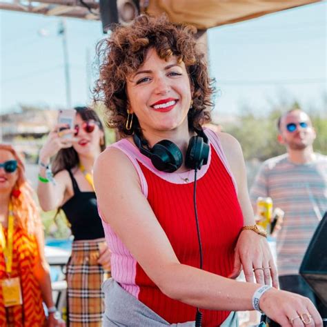 She has been married to harry a harris since july 2002. Annie Macmanus - Annie Mac Artist Ra / Each guest talks ...