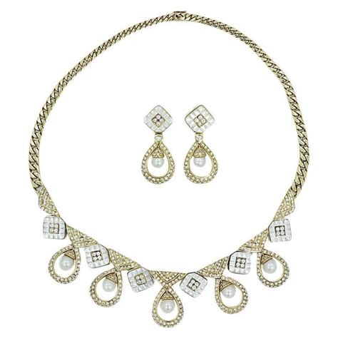 Elizabeth Gage Mobe Pearl And Yellow Gold Necklace At 1stdibs