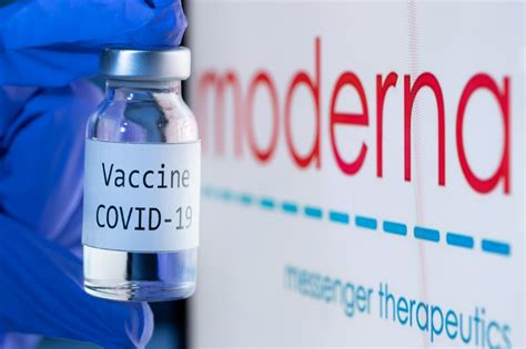 Un paciente recibe una dosis de la vacuna contra el coronavirus de moderna durante un ensayo en el estado de washington a principios de este año.credit.ted s. Moderna dice que su vacuna anticovid podría tener ...