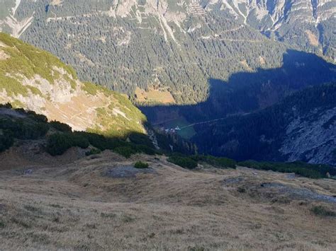 Sie liegt in den allgäuer alpen an der nordseite der hornbachkette, über dem hornbachtal auf 2005 m ü. Kaufbeurer Haus - Hinterhornbach, Reutte | Bergtour ...