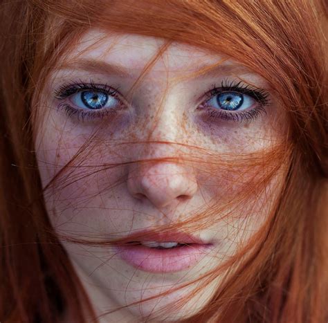 Обои на рабочий стол Портрет девушки с рыжими волосами с веснушками и голубыми глазами