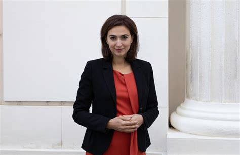 Alma zadić (geboren am 24. Wird Alma Zadić die erste Ministerin mit Balkan-Wurzeln? - KOSMO