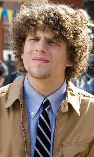 This transformation is one that eisenberg definitely felt as he portrayed the character, but not in the way you might think. Jesse Eisenberg foto La sombra del cazador / 2 de 30