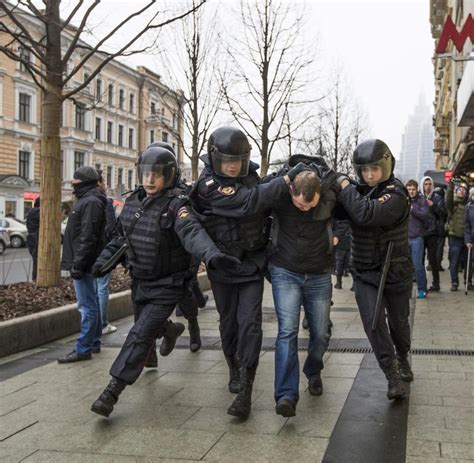 Regierungskritiker Polizei In Moskau Nimmt Dutzende Demonstranten Fest