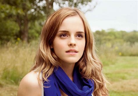 Download Celebrity Emma Watson Wallpaper