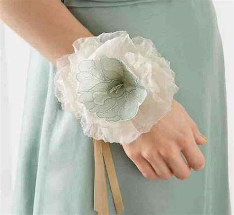 L'abito, inoltre, anche se non sembra permette più ormai lo sappiamo tutti che i fiori sono adatti alle cerimonie e vanno benissimo per matrimoni, battesimi. Bouquet da polso per sposa: le tendenze del 2016 | LetteraF