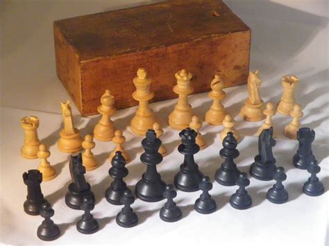 Vintage 1920s Staunton Pattern Chess Men In Box Chess Set
