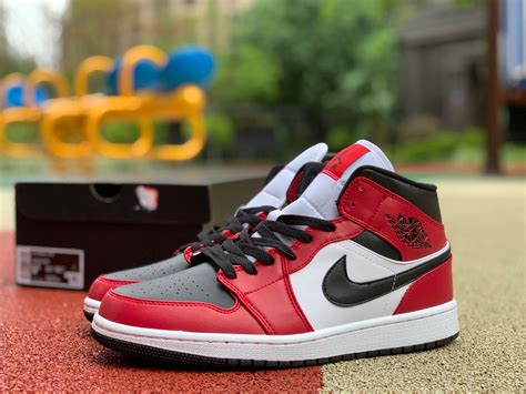 Official images of the 'chicago black toe' air. 2020 Men and Women's Air Jordan 1 Mid "Chicago Toe" 554724-069