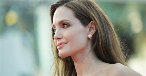 Galerie Angelina Jolie Prodává Jediný Churchillův Obraz Který
