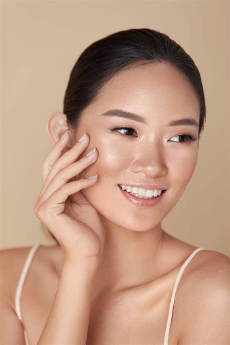 Femme Portrait Modèle Asiatique De Beauté Visage Féminin De Sourire De Contacts Et Regard Loin