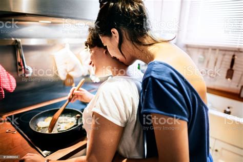 Pareja De Lesbianas Cocinar Juntos En La Cocina Foto De Stock Y Más