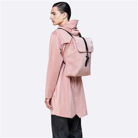 Kleiner rucksack damen rucksack damen leder grau braun farbe grau nordisches design stoffe nähen minimalistisches. RAINS Rucksack Blush | THEBAGSTORE.nl