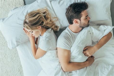 Чому дружина повинна спати праворуч від чоловіка Кава з молоком