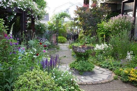 緑が美しい大人シックの庭 福島・小泉邸 カメラマンが訪ねた感動の花の庭 庭 素敵な庭 美しい庭