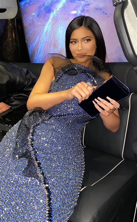 Kylie Jenner Couldnt Sit In Her Oscars Dressbut It Was Totally Worth