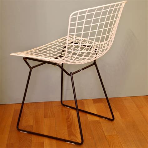In the 1960s he started to play with wire sculptures that could move and make sound. Wire Side Chair by Harry Bertoia, 1960s for sale at Pamono
