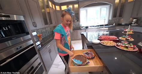 Youtuber Jojo Siwa 16 Shows Off Her 35million Mansion Daily Mail