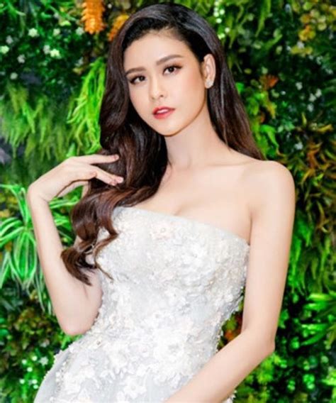 Năm 18 tuổi cô đã tham gia đóng phim, sau đó trở thành diễn viên chính cho nhiều bộ phim truyền hình. Trương Quỳnh Anh thay đổi thế nào sau khi trùng tu vòng 1