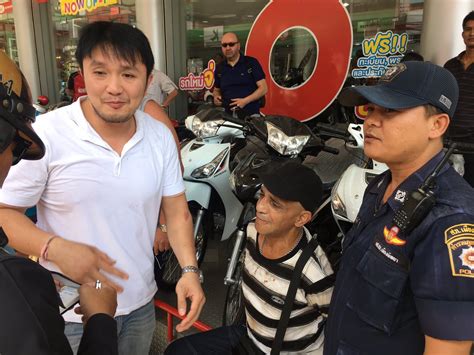Omid nouripour (persisch امید نوری پور omiːd ɛ nuːriːˈpuːr; Iraner beklaut Touristen in einem Baht Bus - ThailandTIP
