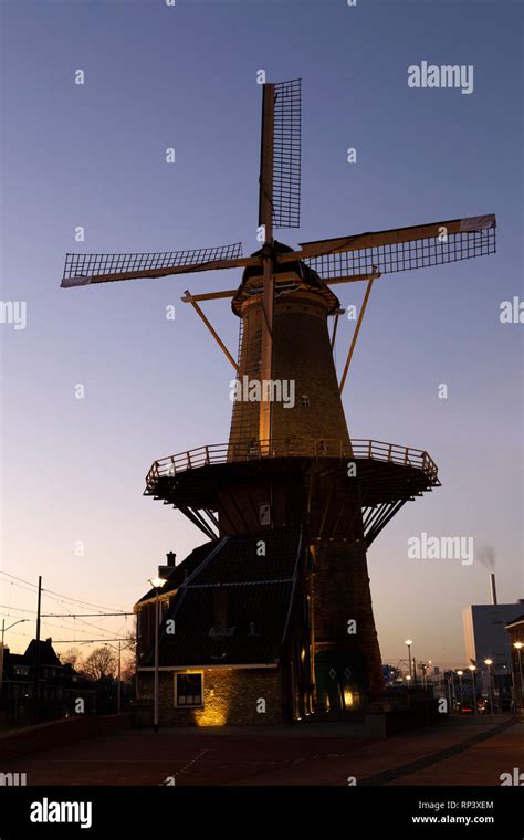 Le Molen De Roos Moulin à Delft Aux Pays Bas Le Moulin Date Du Xive Siècle Et A Pris Sa Forme