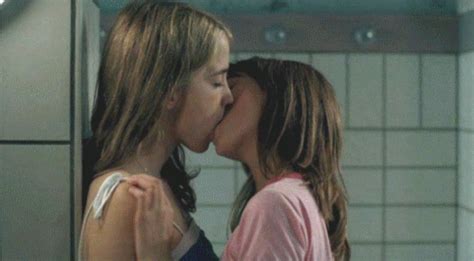 Pin By Janvi On Lesbian Kissing S Lesbian Lesbians