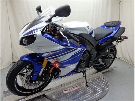 Blue and silver, red and white test bike: Buy 2014 Yamaha YZF-R1 Team Yamaha Blue/White on 2040-motos