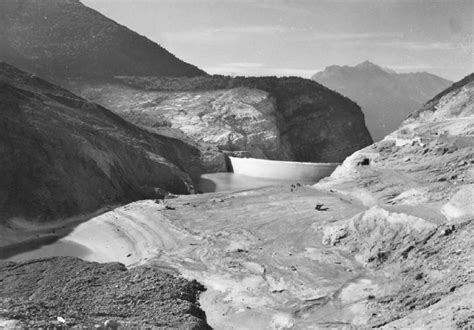 Unenorme Onda Scavalca La Diga Il Terribile Disastro Del 1963 Sulle Alpi