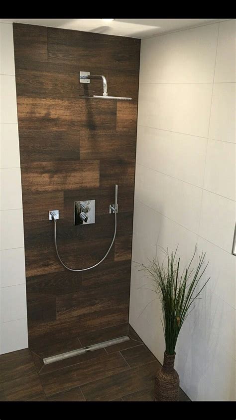 Duscharmaturen und duschzubehör machen dein reinigungsritual zum wellnesserlebnis. Dusche Holzoptik Fliesen | Badezimmerideen, Dusche fliesen ...