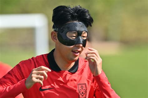 Photo Son Heung Min Dons Mask In Training At World Cup For South Korea