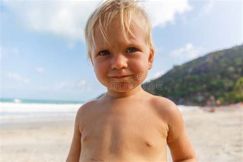 Portrait De Petit Enfant En Bas âge Sur Une Plage Photo stock Image