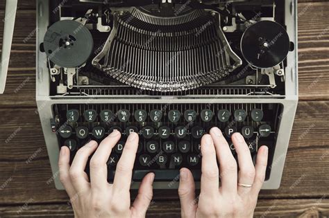 Vista Superior De Las Manos De Un Escritor Escribiendo En Una Máquina