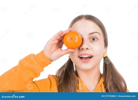 Vrolijk Kind Met Mandarijn Van Citrusvruchten Vol Vitaminen Geïsoleerd