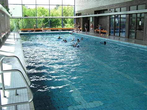 Im hallenbad meiringen können sich gäste am rückenschwimmen, crawl und dem brustschwimmen erfreuen. Hallenbad Korb • Hallenbad » outdooractive.com