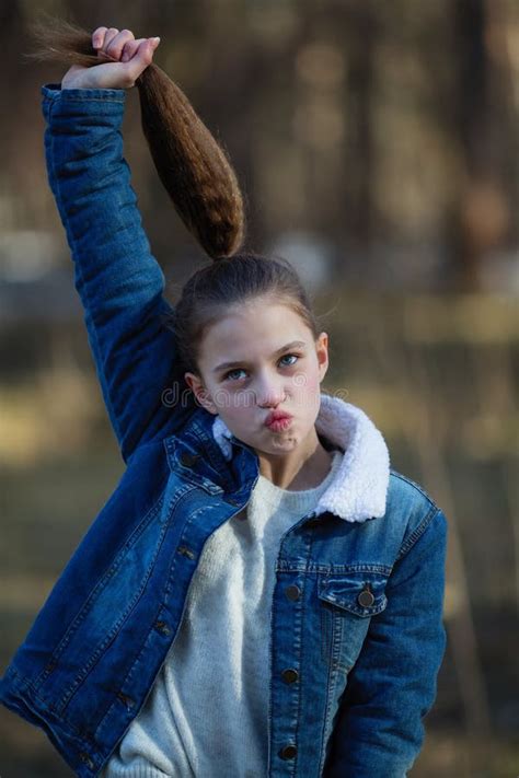 Menina Bonito Do Adolescente De Doze Anos Com O Cabelo Vermelho Impetuoso Que Levanta No Parque
