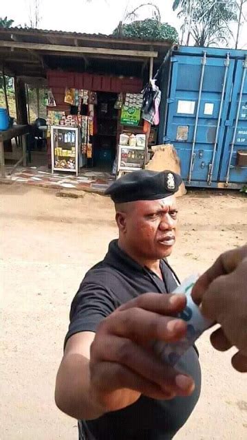 Photos Of Nigerian Policeman Collecting Bribe Go Viral Dnb Stories Africa